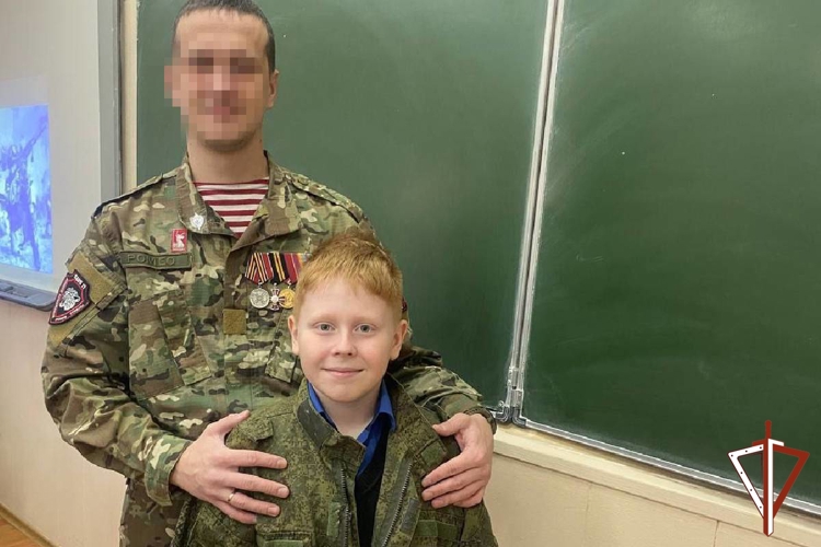 В Югре ветеран СВО Росгвардии проводит патриотические уроки с молодежью