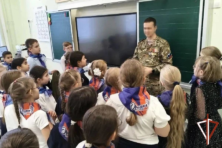 В Югре ветеран СВО Росгвардии проводит патриотические уроки с молодежью
