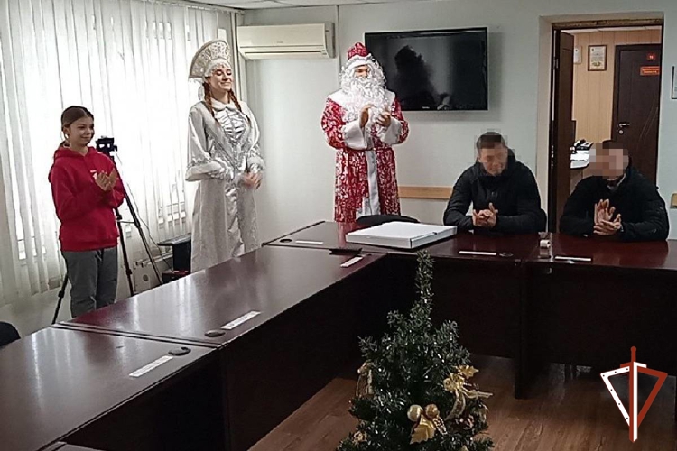 В Югре «Дед Мороз специального назначения» продолжает поздравлять ребят с Новым Годом  
