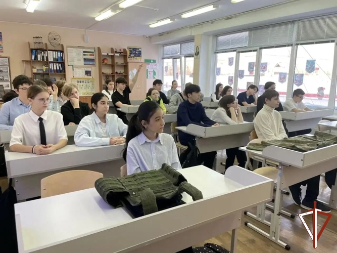 В Югре ветеран СВО Росгвардии проводит патриотические уроки с молодежью