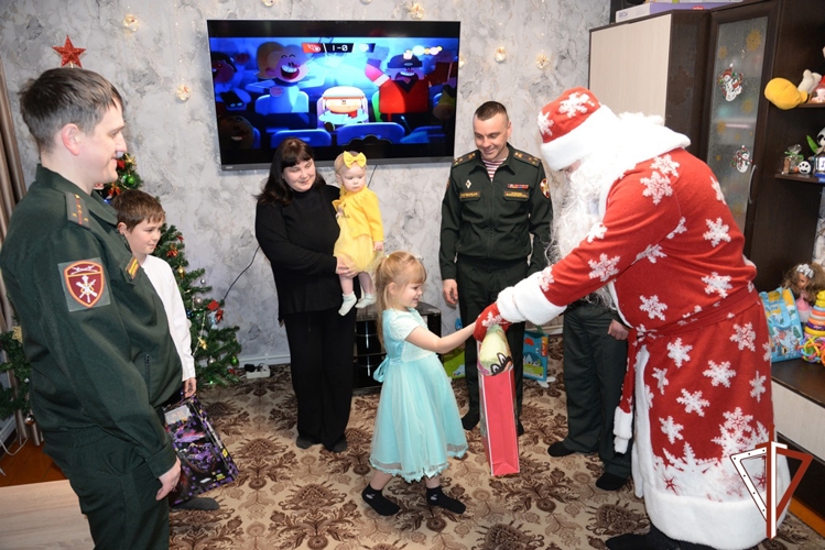В Югре Росгвардия исполнила мечту 9-летнего Кирилла из многодетной семьи