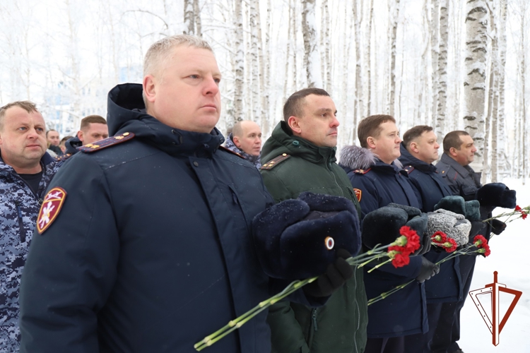 В Югре военнослужащие и сотрудники Росгвардии почтили память жертв блокады Ленинграда