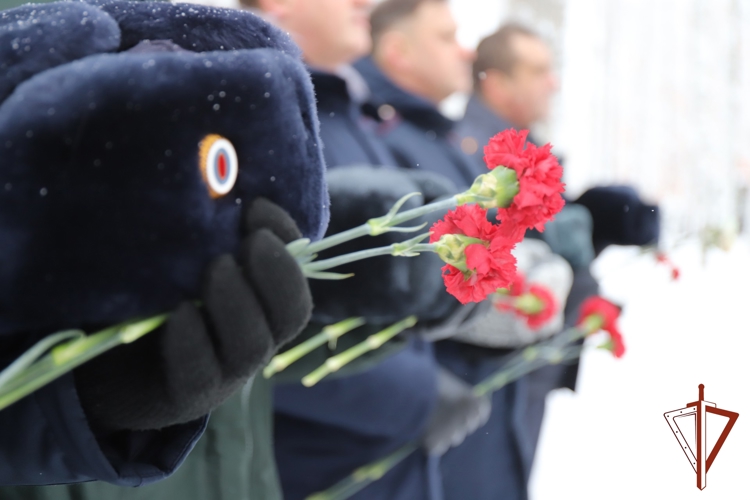 В Югре военнослужащие и сотрудники Росгвардии почтили память жертв блокады Ленинграда