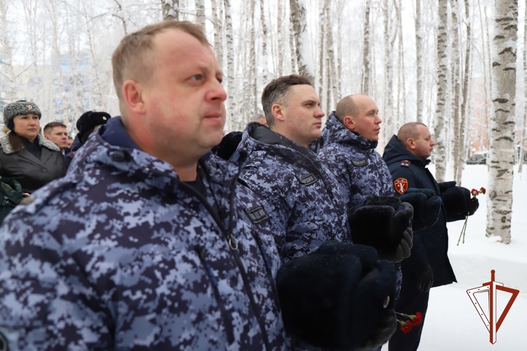 В Югре военнослужащие и сотрудники Росгвардии почтили память жертв блокады Ленинграда