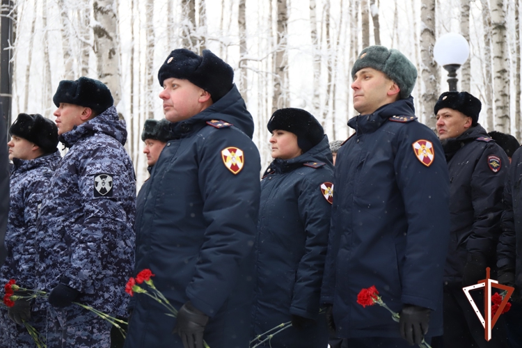 В Югре военнослужащие и сотрудники Росгвардии почтили память жертв блокады Ленинграда