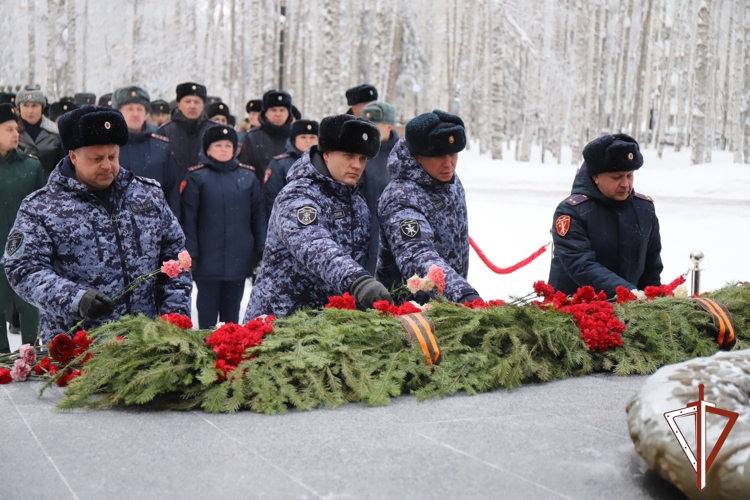 В Югре военнослужащие и сотрудники Росгвардии почтили память жертв блокады Ленинграда