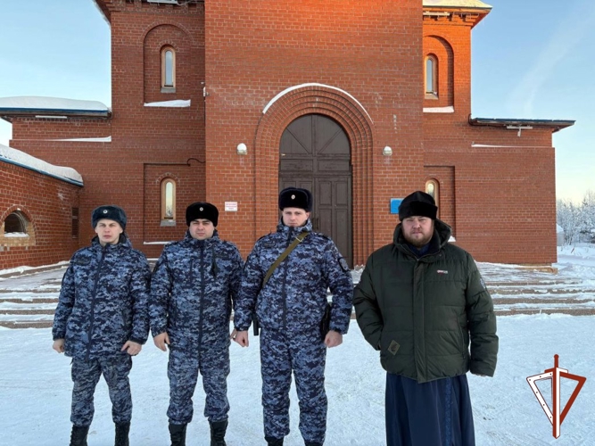В Югре военнослужащие и сотрудники Росгвардии приняли участие в крещенских купаниях и богослужениях