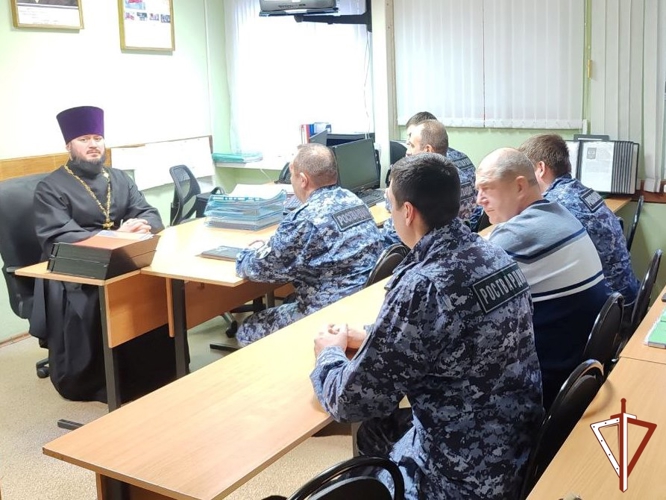 В Югре военнослужащие и сотрудники Росгвардии приняли участие в крещенских купаниях и богослужениях