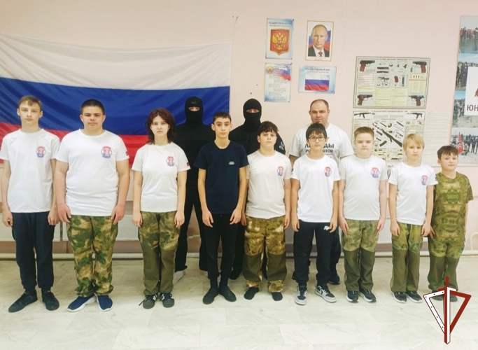 Сотрудники ОМОН «Сокол – Югра» провели военно-патриотические мероприятия для воспитанников движения «Гвардейская смена»