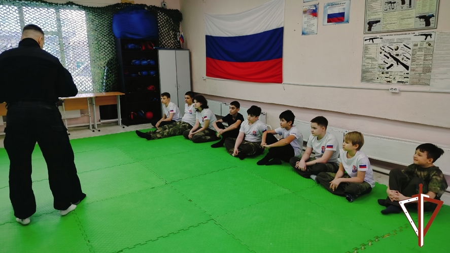 Сотрудники ОМОН «Сокол – Югра» провели военно-патриотические мероприятия для воспитанников движения «Гвардейская смена»