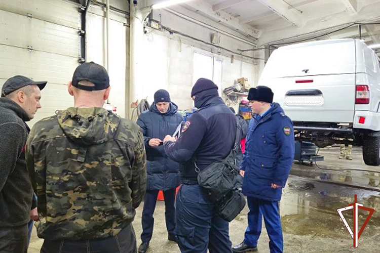 В Югре при силовой поддержке СОБР Росгвардии пресечены нарушения в сфере миграции