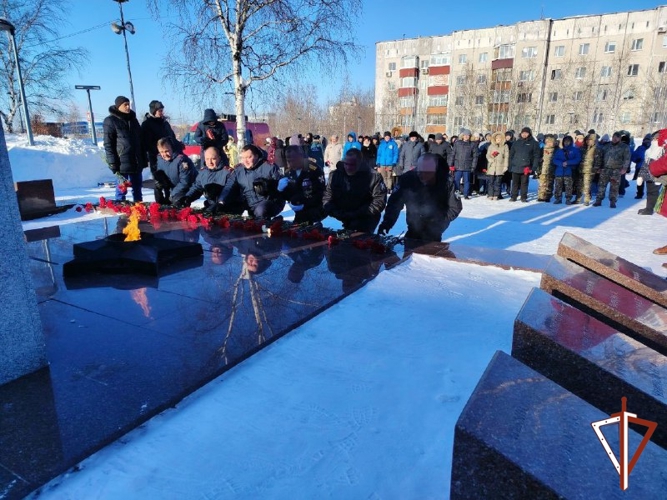 В Югре в День защитника Отечества военнослужащие и сотрудники Росгвардии приняли участие в памятных мероприятиях