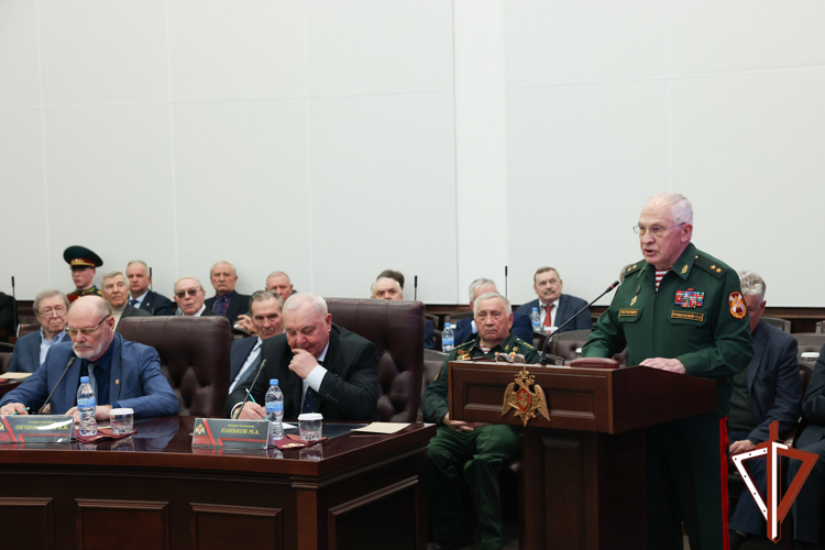 Генерал-полковник Юрий Аверин вручил ведомственные награды ветеранам войск в преддверии 10-летия Росгвардии