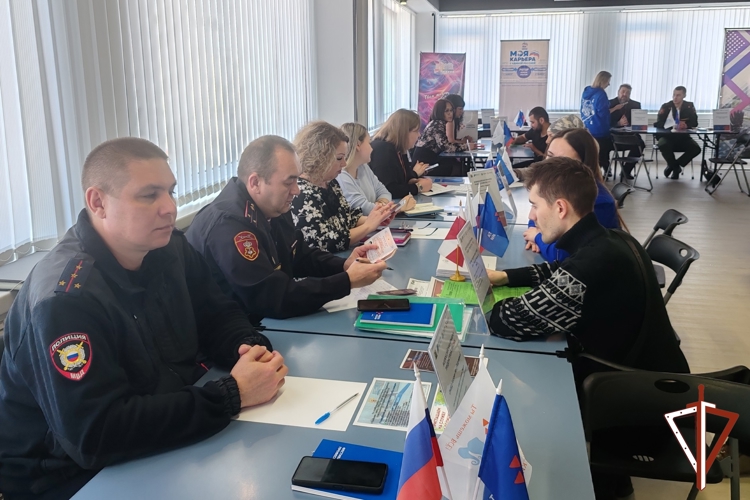 В Югре сотрудники Росгвардии приняли участие во Всероссийской ярмарке трудоустройства