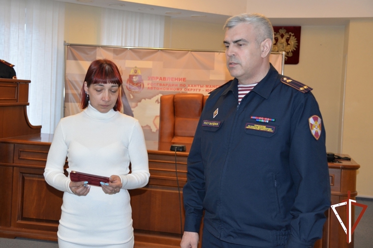 Орден Мужества героически погибшего на СВО росгвардейца передали на хранение его супруге в Югре