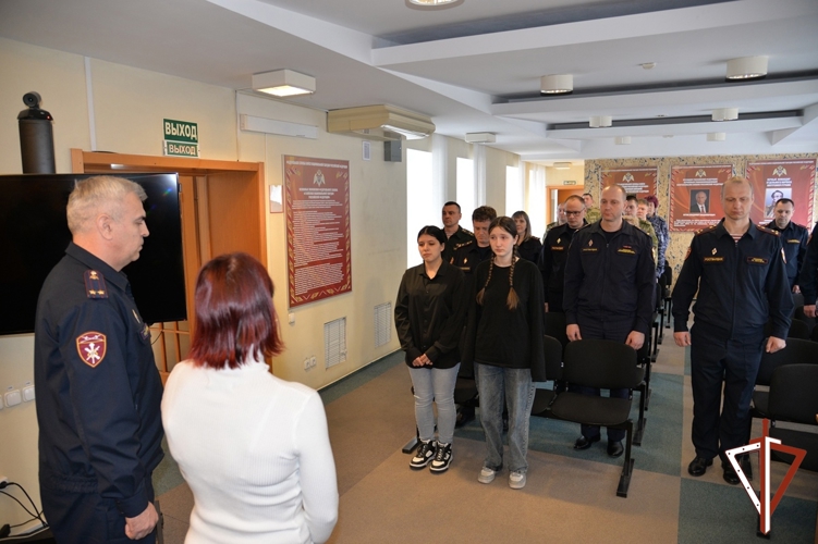 Орден Мужества героически погибшего на СВО росгвардейца передали на хранение его супруге в Югре