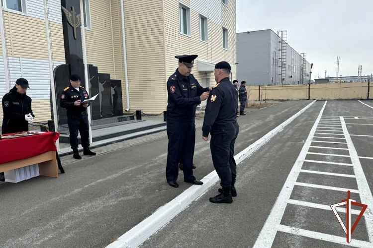 В Сургуте ОМОН «Стерх» Росгвардии отметил 12-летие подразделения