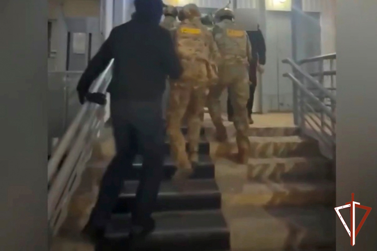 В Югре при силовой поддержке СОБР «Норд» Росгвардии задержаны подозреваемые в страховом мошенничестве