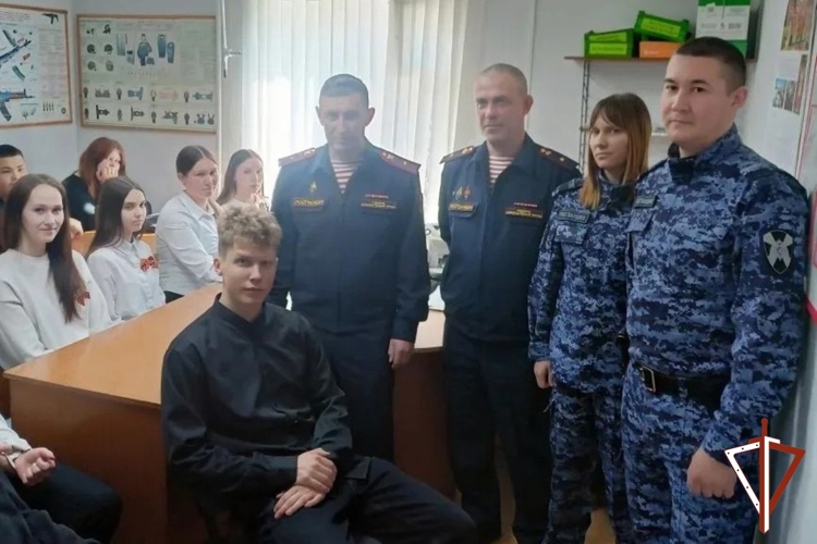 В Югре Росгвардия продолжает мероприятия со школьниками и студентами, посвящённые 215-летию войск правопорядка и 10-летию ведомства