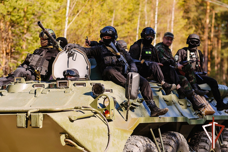 В Югре прошел полевой выход сотрудников ОМОН и СОБР Росгвардии