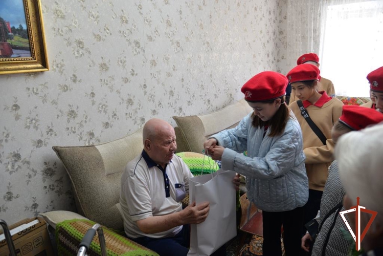 Росгвардия совместно со школьниками поздравила ветеранов Тумановых с Днём Победы в Ханты-Мансийске