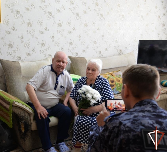Росгвардия совместно со школьниками поздравила ветеранов Тумановых с Днём Победы в Ханты-Мансийске