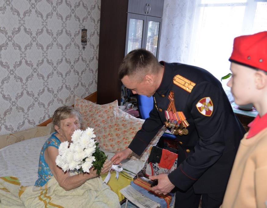 Росгвардия совместно с учащимися школы Ханты-Мансийска поздравила ветеранов с Днём Победы