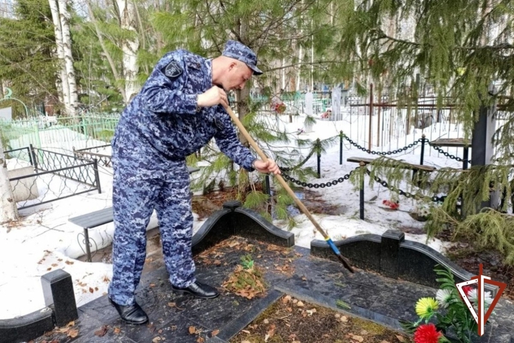 В Югре Росгвардия присоединилась к Всероссийской акции «Чистый обелиск» и провела экологические субботники  