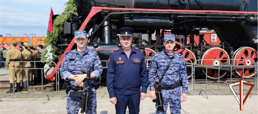 Сотрудники Росгвардии встретили поезд-музей «Эшелон Победы» в Сургуте