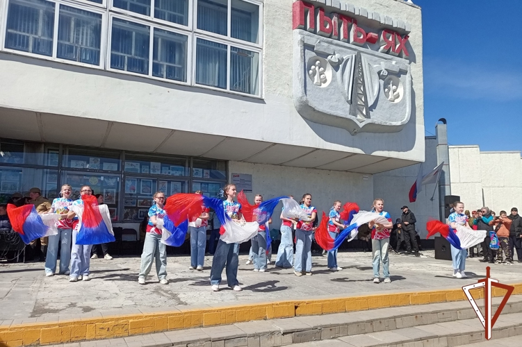 Сотрудники Росгвардии встретили поезд-музей «Эшелон Победы» в Сургуте
