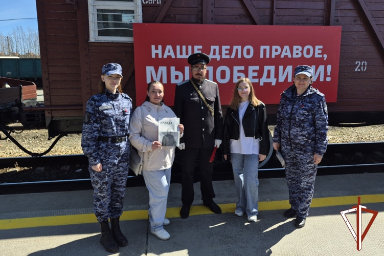 Сотрудники Росгвардии встретили поезд-музей «Эшелон Победы» в Сургуте
