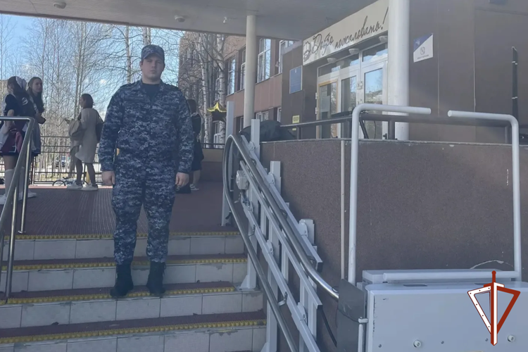 В Югре Росгвардия выполнила задачи по обеспечению безопасности последних звонков в школах 