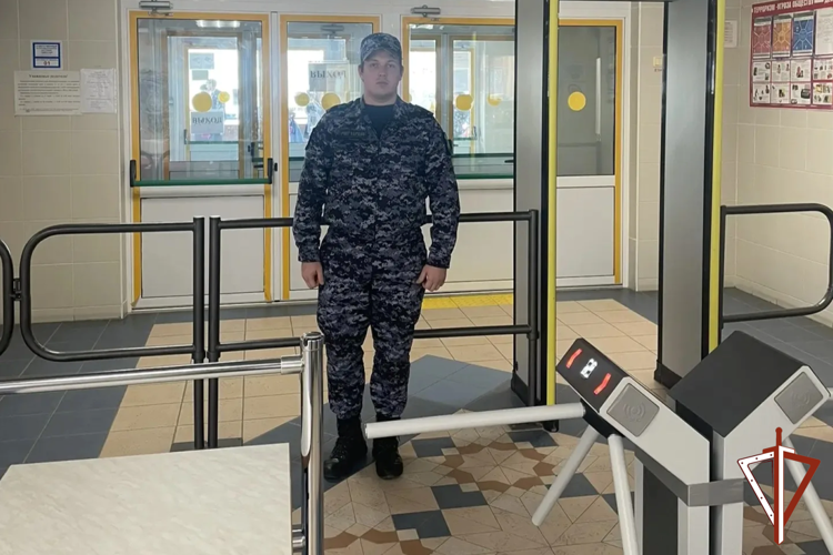 В Югре Росгвардия выполнила задачи по обеспечению безопасности последних звонков в школах 