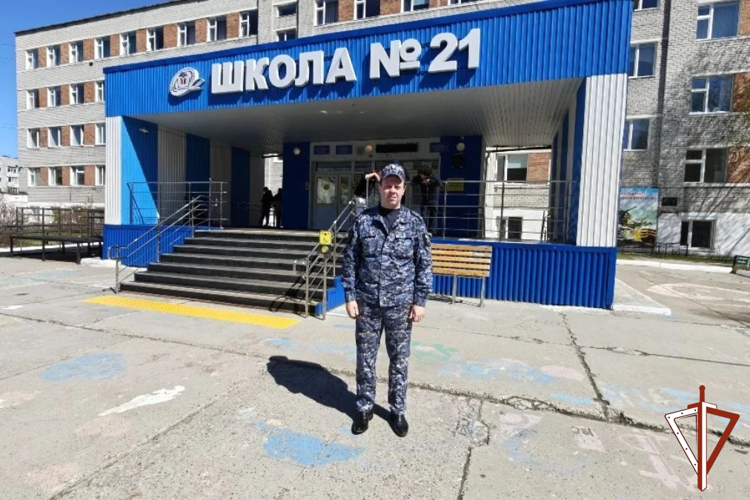 В Югре Росгвардия выполнила задачи по обеспечению безопасности последних звонков в школах 