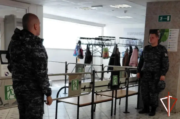 В Югре Росгвардия выполнила задачи по обеспечению безопасности последних звонков в школах 