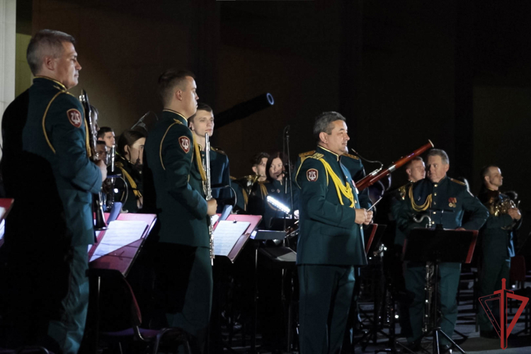 Военнослужащие Росгвардии приняли участие в акции «Свеча памяти» на Поклонной горе в Москве