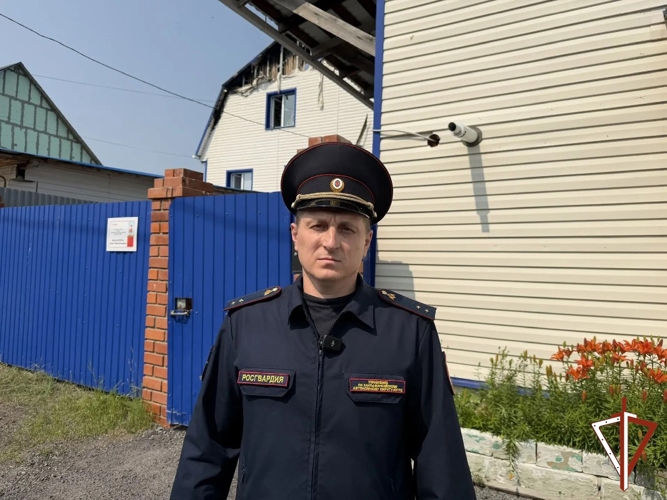 В Югре военнослужащие Росгвардии спасли из горящего дома ветерана Великой Отечественной войны