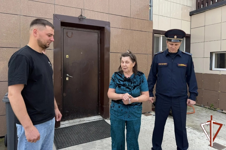 В Югре военнослужащие Росгвардии спасли из горящего дома ветерана Великой Отечественной войны