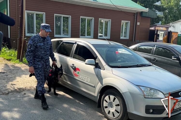 В Югре кинолог Росгвардии и его четвероногий напарник стали героями телеэфира и газетных материалов