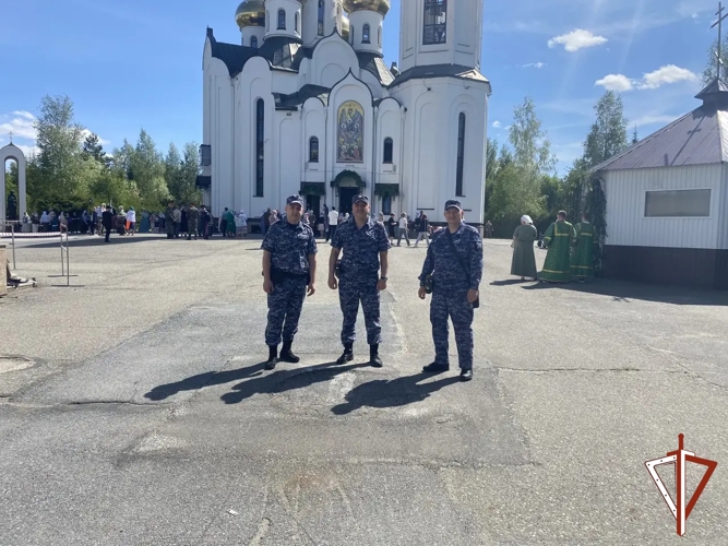 В Югре Росгвардия обеспечила охрану правопорядка в православный праздник Святой Троицы