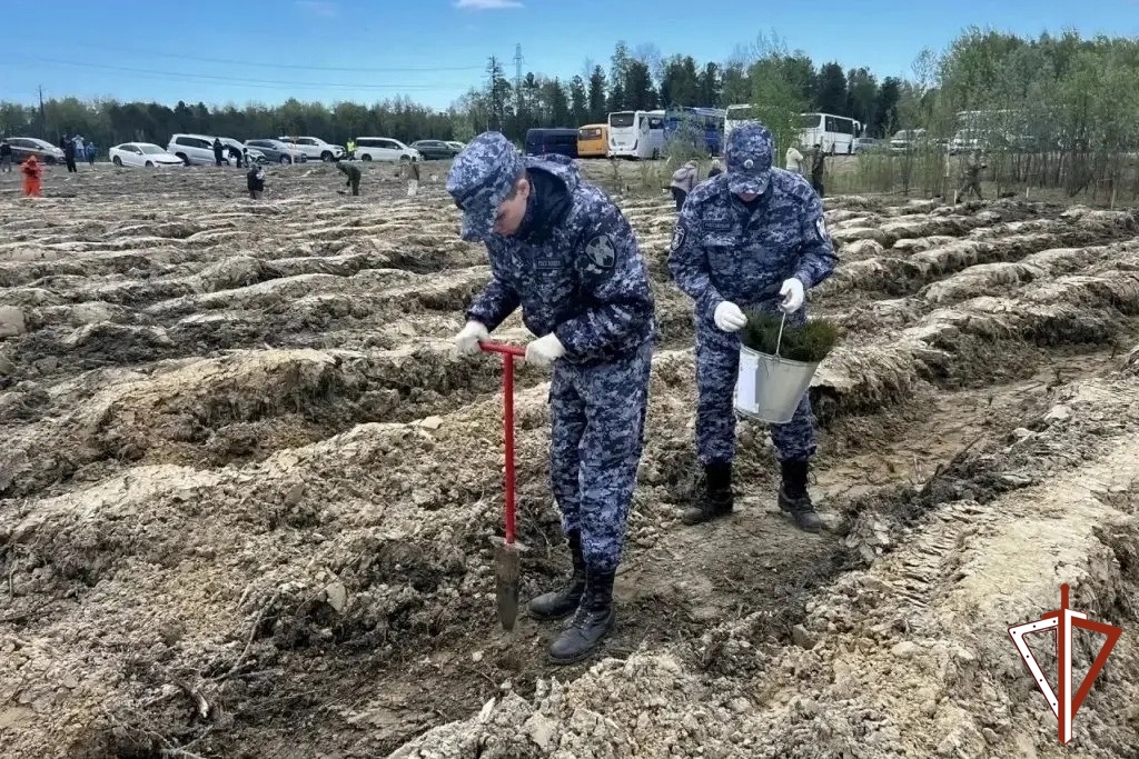 В Югре Росгвардия присоединилась к международной эколого-патриотической акции «Сад памяти»