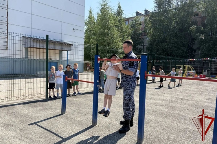 В Югре продолжается патриотическая акция «Каникулы с Росгвардией»