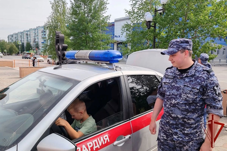 В Югре продолжается патриотическая акция «Каникулы с Росгвардией»