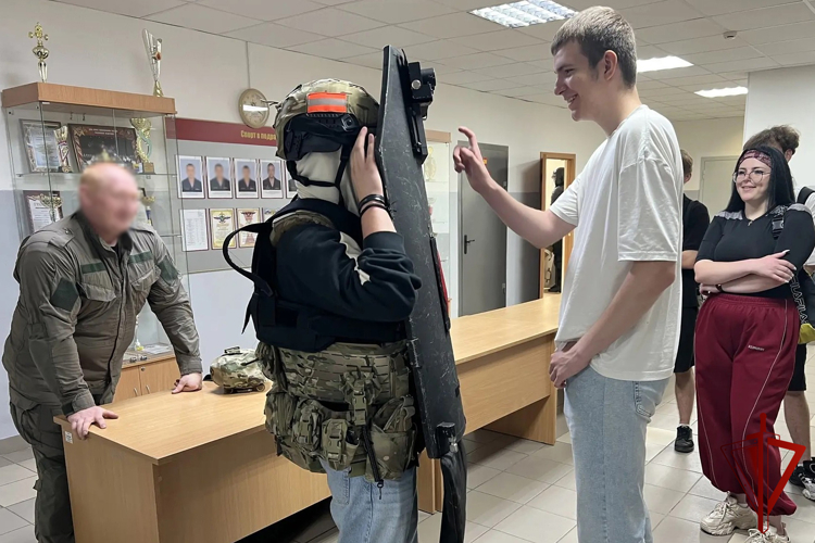 Юные югорчане стали участниками ведомственного проекта «Каникулы с Росгвардией»
