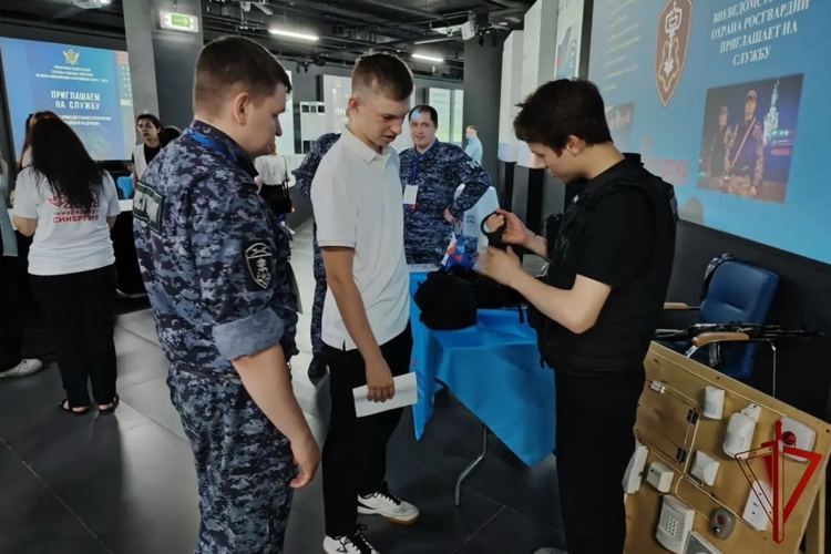 В Югре Росгвардия организовала профориентационные встречи с молодежью региона
