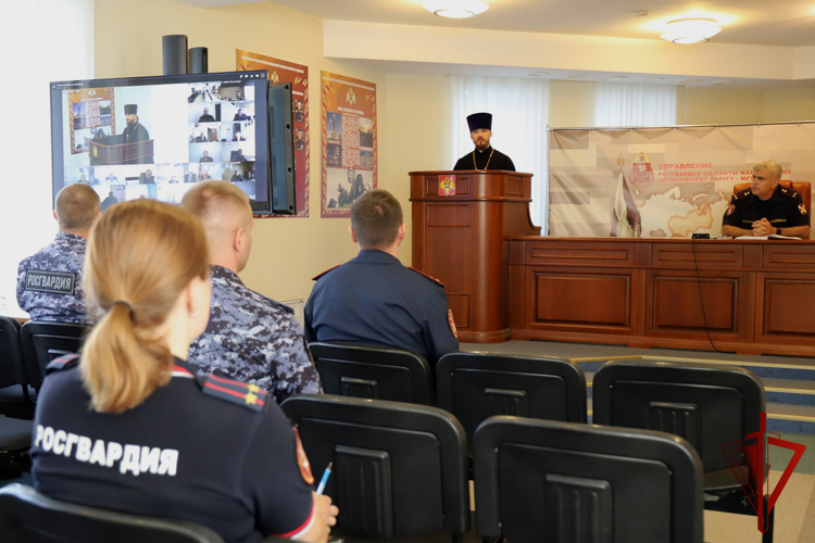 В Югре военнослужащие и сотрудники Росгвардии почтили память святого равноапостольного князя Владимира