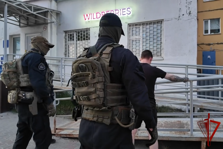 В Югре сотрудники спецназа Росгвардии оказали содействие полицейским в задержании наркосбытчика