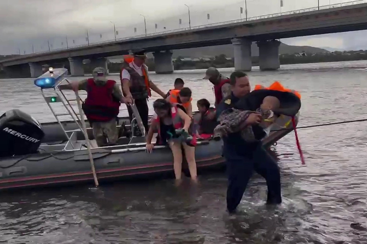 В Тыве росгвардейцы на катерах оказали помощь группе сапбордистов, оказавшихся в непогоду на Енисее (видео)