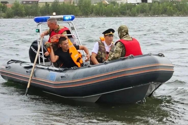 В Тыве росгвардейцы на катерах оказали помощь группе сапбордистов, оказавшихся в непогоду на Енисее (видео)