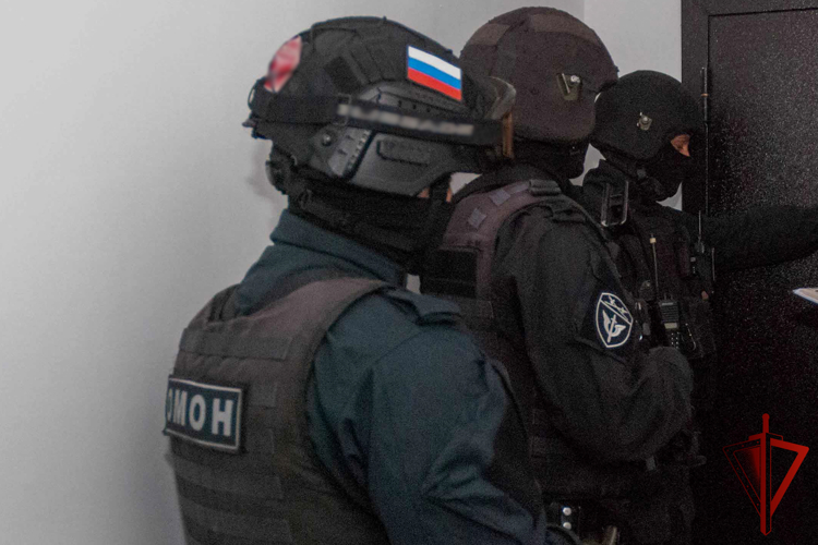 В Югре при силовой поддержке ОМОН Росгвардии задержаны подозреваемые в страховом мошенничестве